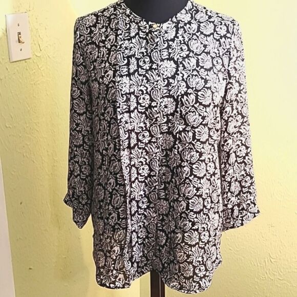 Liz Claiborne Tops - Liz Claiborne Black & White Print Blouse, Size Medium